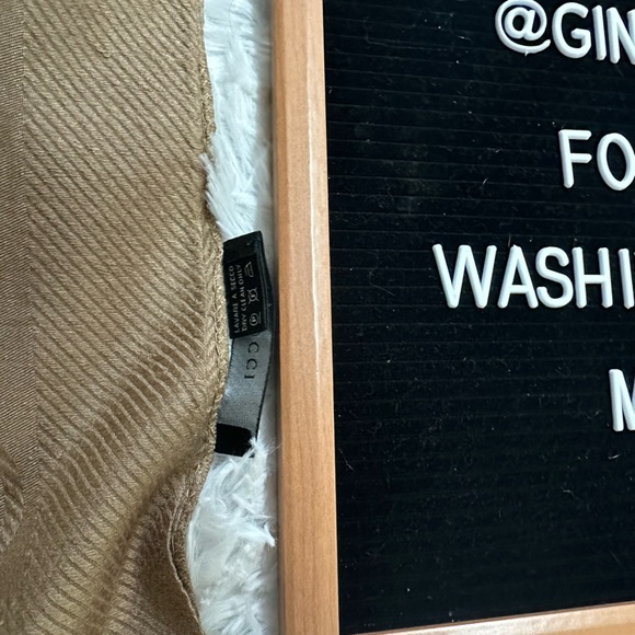 100% Authentic GUCCI Wool & Silk Fringe Monogram Large Shawl Scarf | Tan - Picture 11 of 15